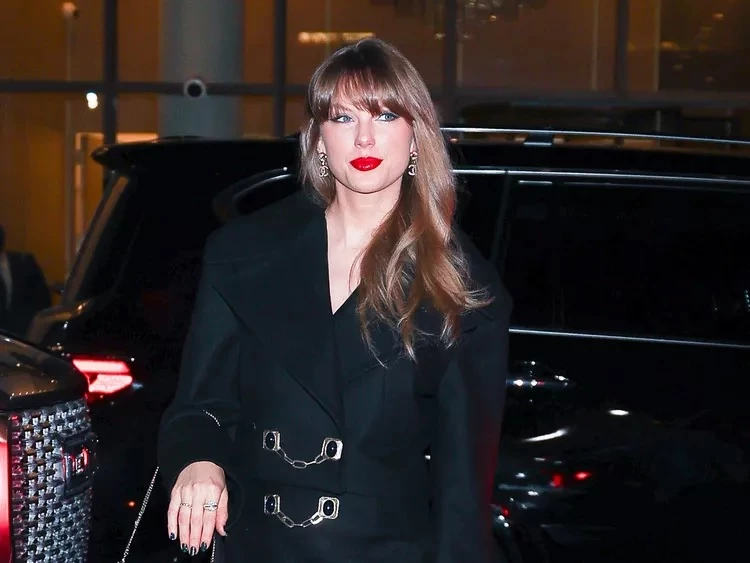 Taylor Swift Sparks Buzz With a Bold Manicure That Screams ‘Reputation’